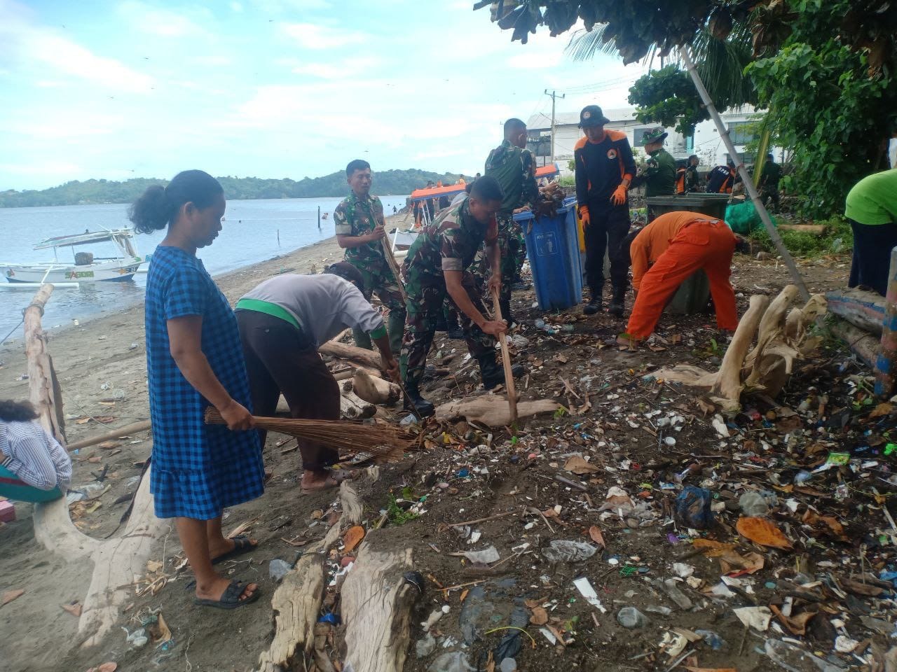 Personil Koramil 1405-01/Ujung Bersama Warga Gelar Kerja Bakti di Pantai Taman Mattirotasi