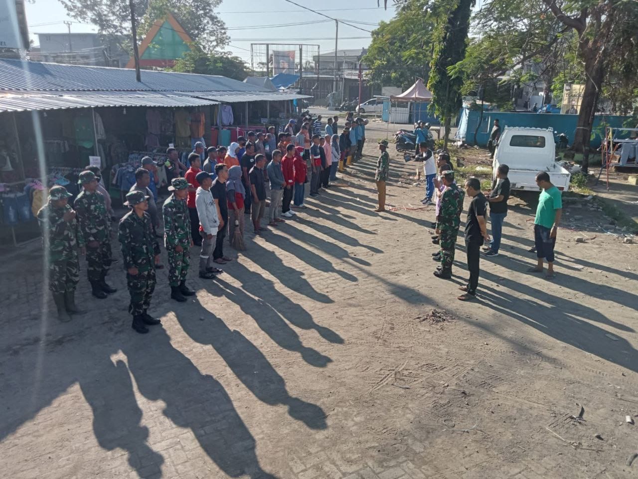 Wujudkan Keindahan Dan Kebersihan Pasar, Koramil 1426-07/Pattallassang Kerja Bakti Pembersihan Pasar