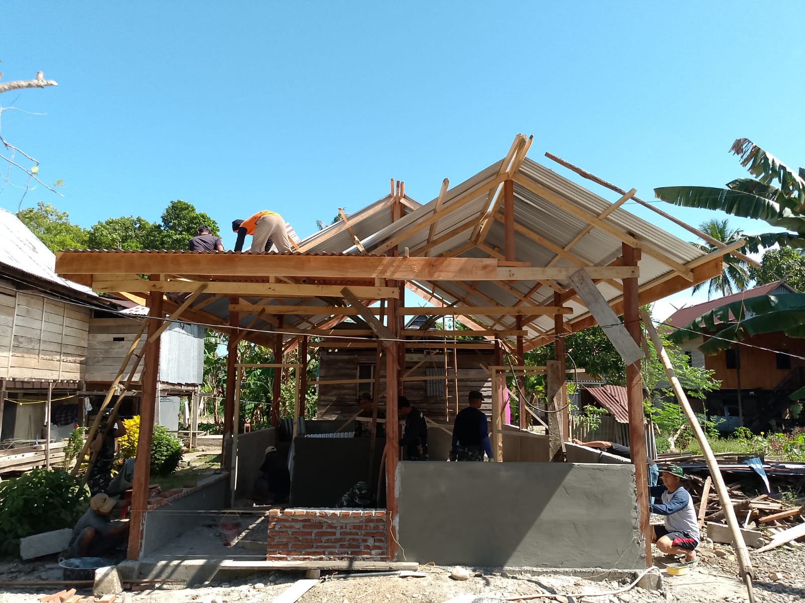 Program RTLH Milik Ibu Misna, Yang Dikerjakan Oleh Kodim 1404/Pinrang Memasuki Pemasangan Atap Seng