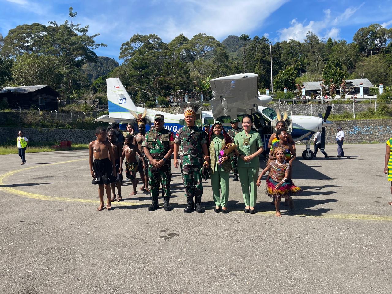 Satgas Yonif 721/Mks Sambut Kunjungan Kerja Danrem 172/PWY Di Tolikara