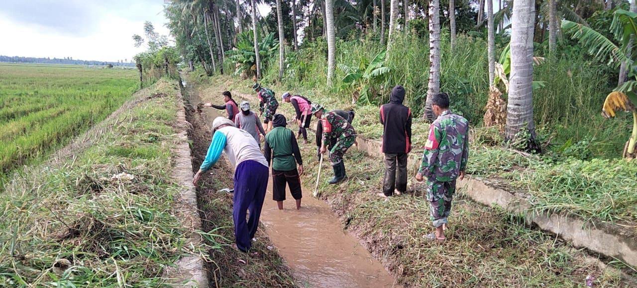 Penuhi Kebutuhan Air Petani, Babinsa Koramil-06 Kodim 1404/Pinrang Bersama Warga Bersihkan Saluran Irigasi