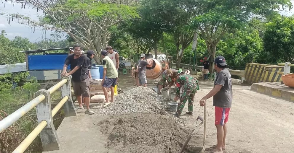 Babinsa Koramil 1406-08/Sabbangparu Ikut Kerja Bakti Pengecoran Jalan di Desa Salotengnga