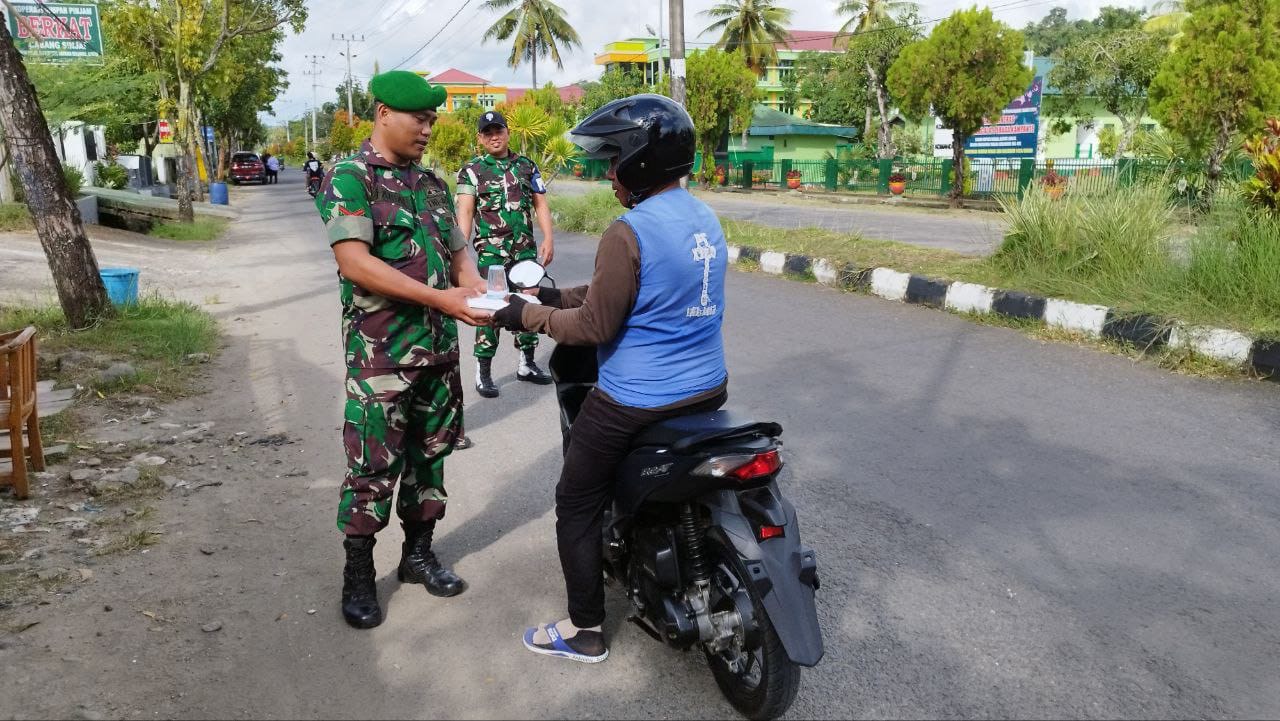 Atasi Kesulitan Masyarakat, Personel Makodim 1424/Sinjai Gelar Jum'at Berkah