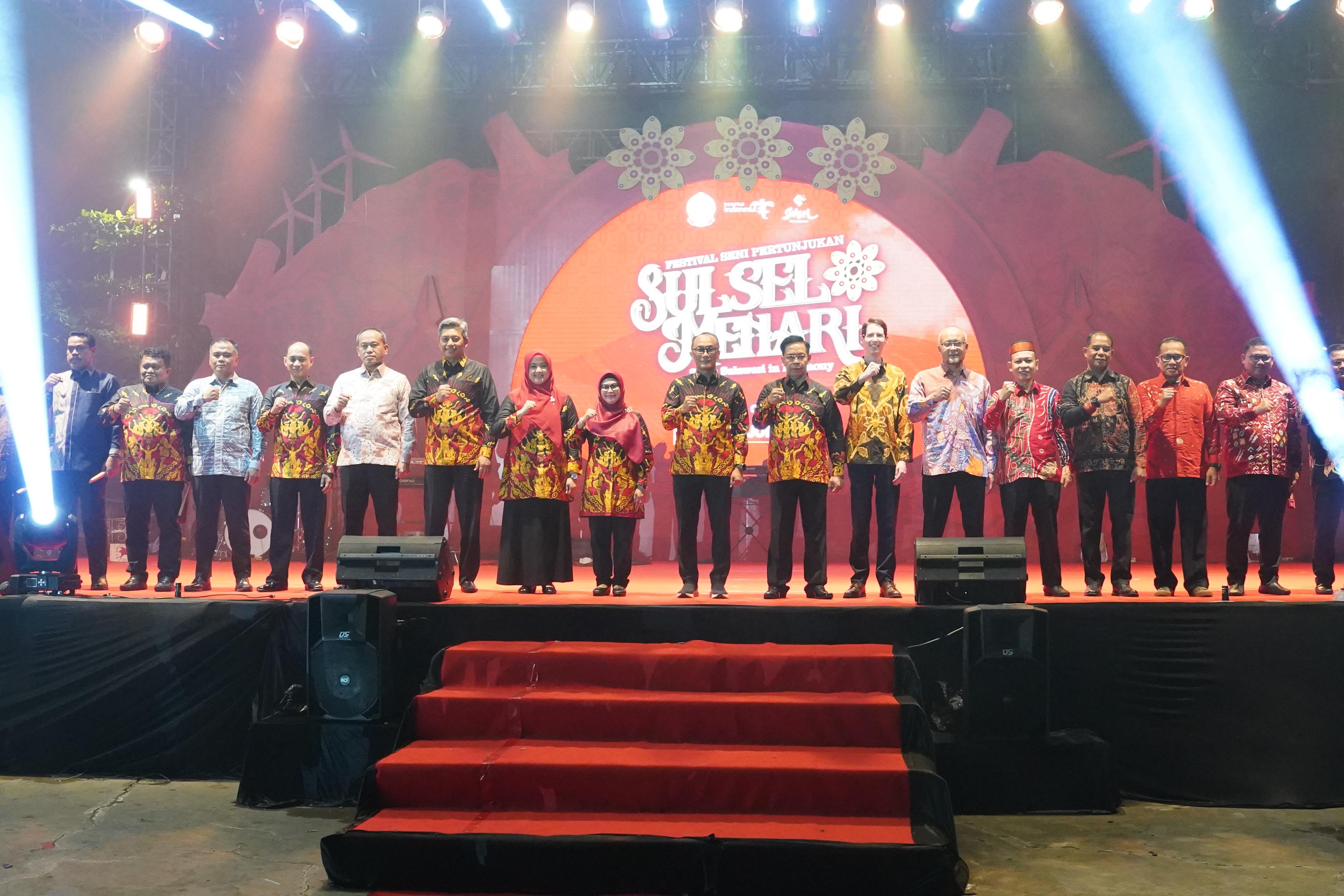 Asrendam XIV/Hsn Mewakili Pangdam Pada Pembukaan Festival Seni Pertunjukan Sulsel Menari