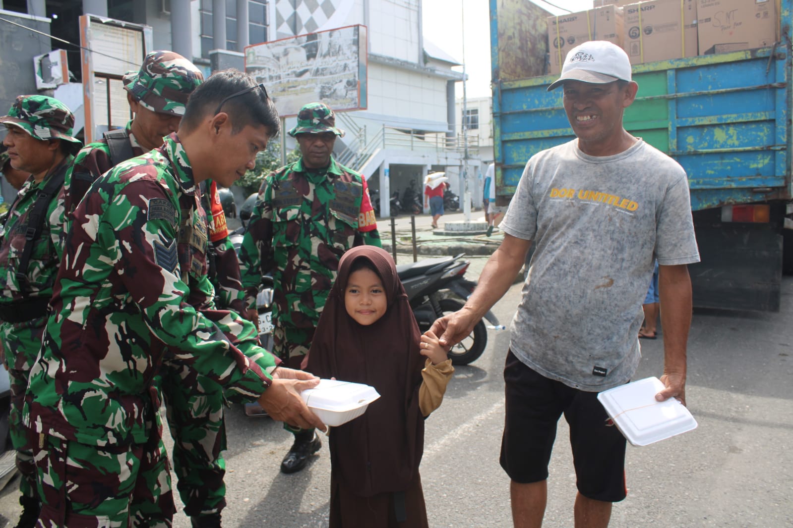 Kebersamaan personil Koramil 1405-02/Soreang dan persit Bagikan Nasi Kotak kepada Warga
