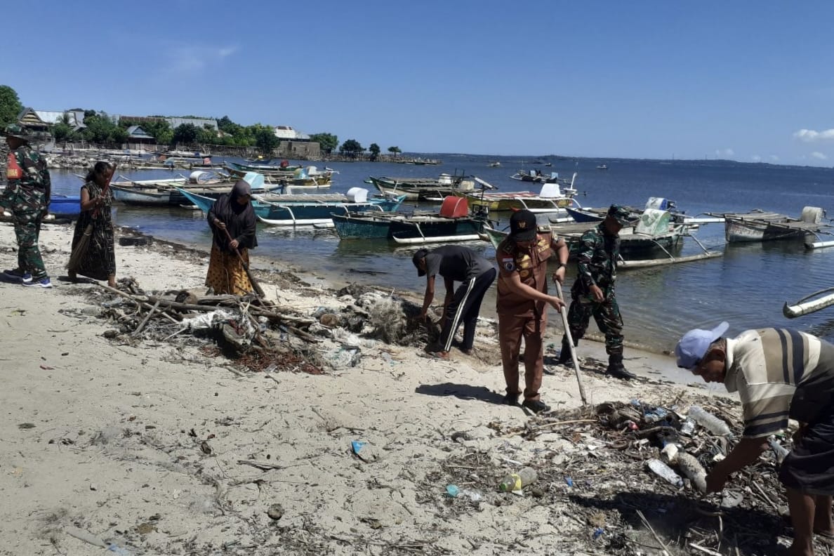 Bersama masyarakat Babinsa Koramil Tamalatea berupaya menjaga Kawasan Pantai Yang Bersih dan Indah