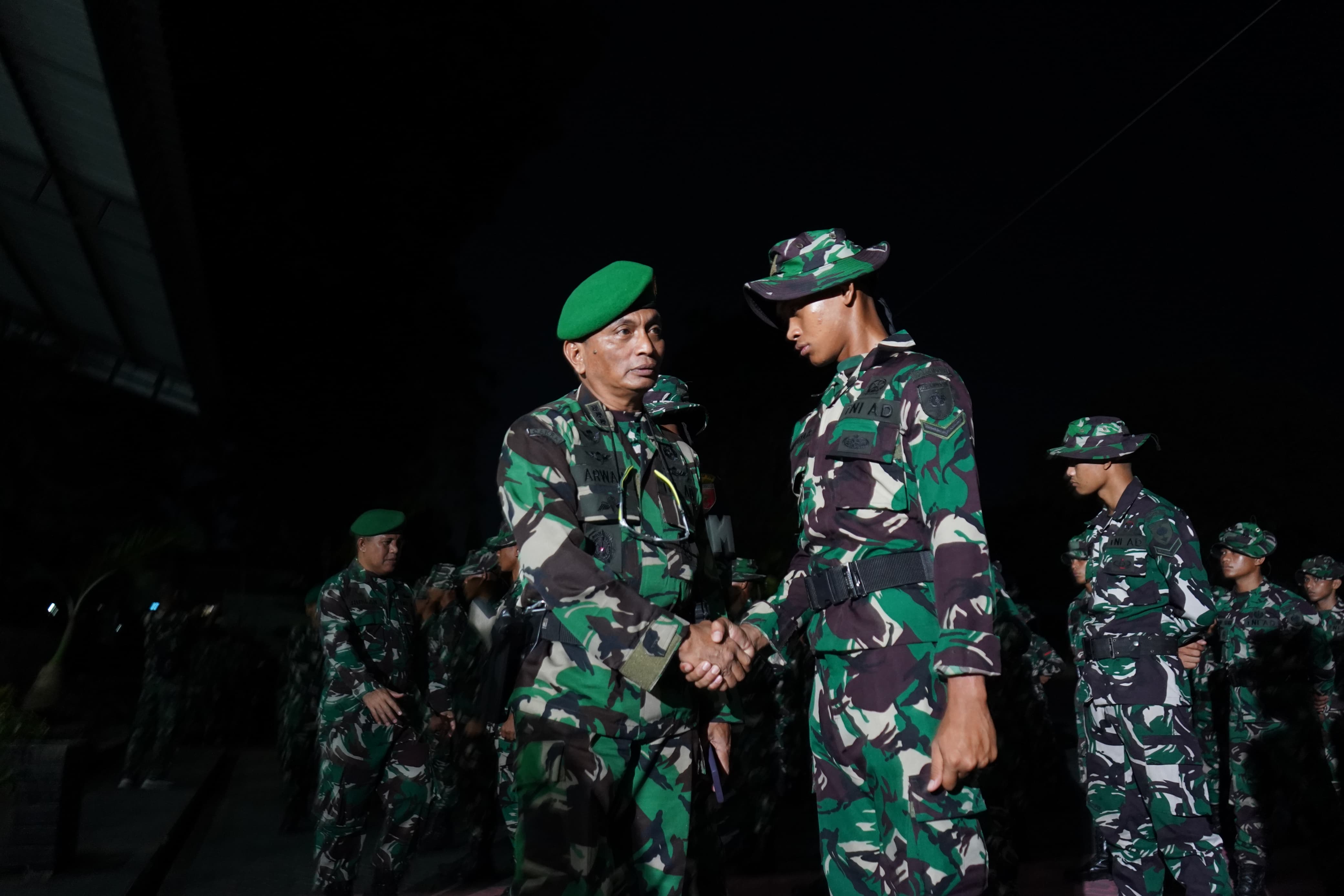 Kabintaljarahdam XIV/Hsn Mewakili Pangdam Pimpin Tradisi Penerimaan Personel Baru Kodam XIV/Hsn