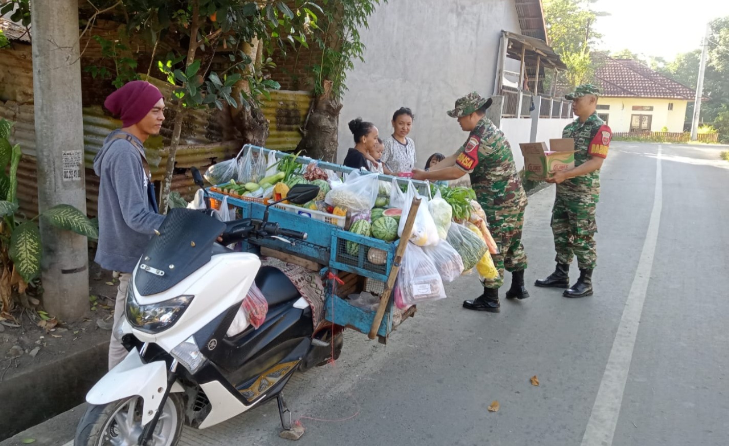 Jum'at Berkah Koramil 1409-08/Bontonompo Berbagi Kepada Masyarakat