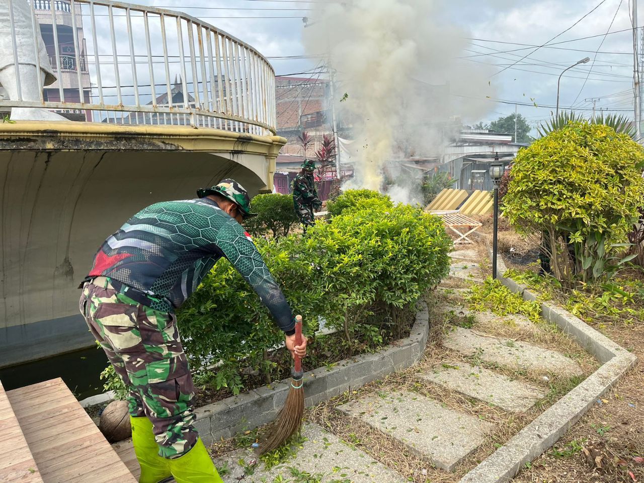 Jumat Bersih, Babinsa Koramil 1420-05/Dua Pitue Bersama Warga Laksanakan Gotong Royong
