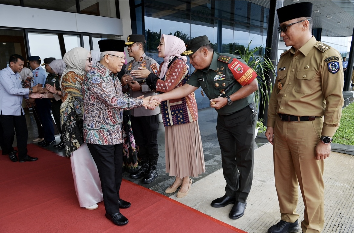 Transit di Kab. Maros, Pangdam XIV/Hsn Bersama Forkopimda Prov. Sulsel Sambut Kedatangan Wapres RI di Lanud Sultan Hasanuddin