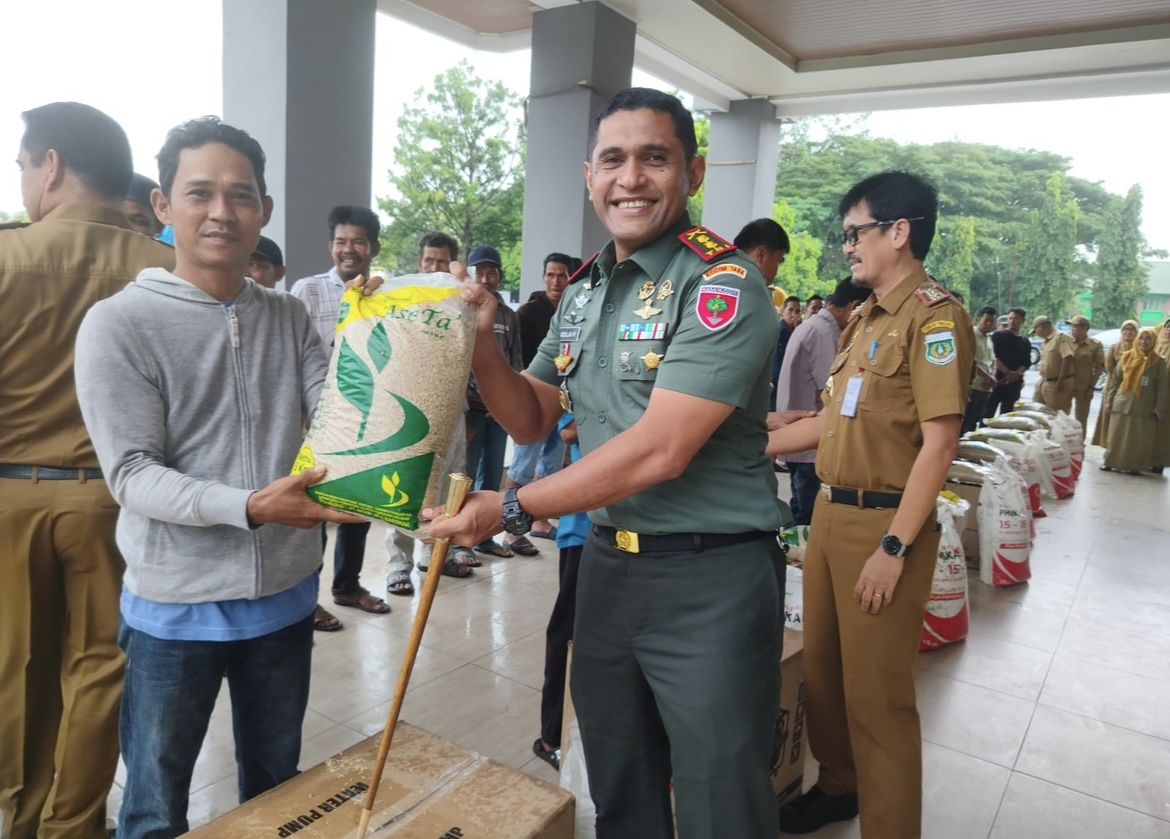 Dandim 1404/Pinrang Bersama Pj. Bupati Pinrang Serahkan Bantuan Pertanian Dari Kementan RI Kepada Petani