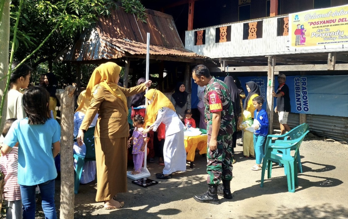 Tuntaskan Kasus Stunting, Babinsa Koramil Bangkala Aktif Mendampingi Kegiatan Posyandu
