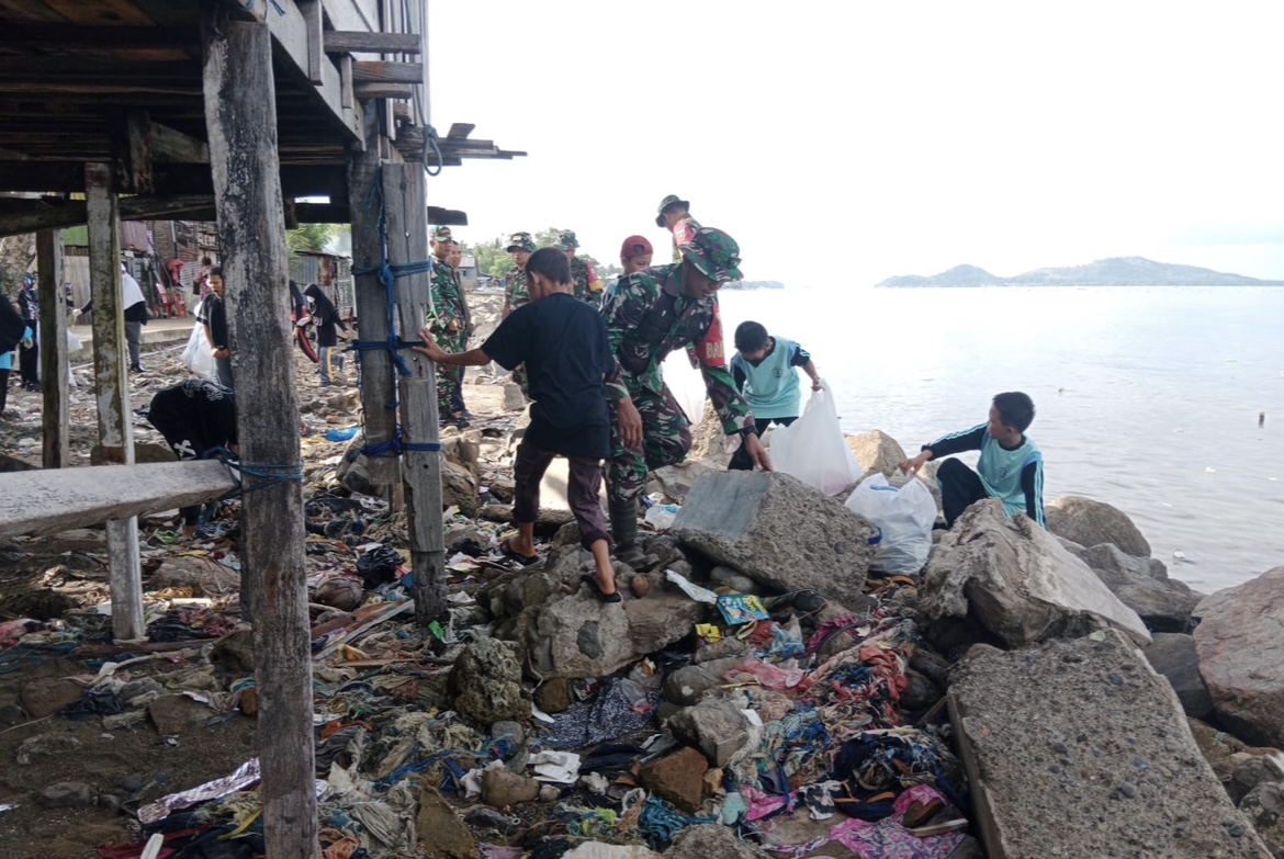 TNI Dan Warga Bersihkan Pesisir Pantai Di Polewali Mandar