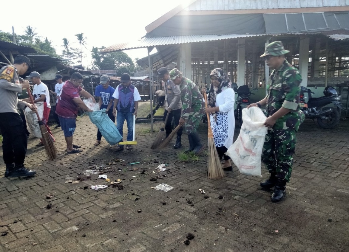 Wujud Kepedulian Terhadap Kebersihan Koramil 1426-02/Polsel Gelar Kerja Bakti Pembersihan Pasar