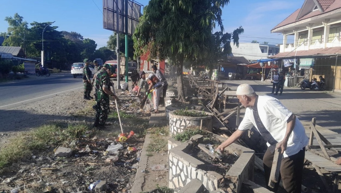 Peduli Lingkungan Koramil 1409-08/Bontonompo Gotong Royong Laksanakan Karya Bakti Pembersihan Pasar
