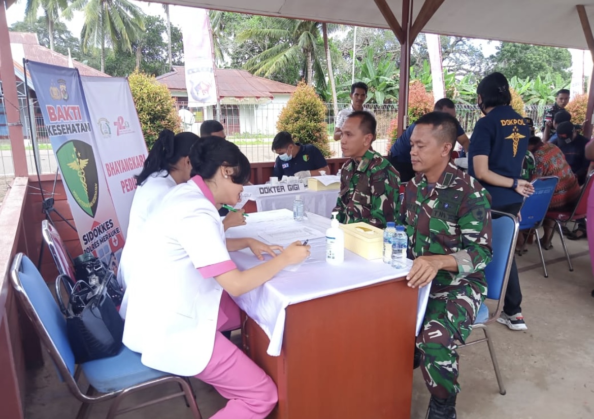 Partisipasi Satgas Pamtas Yonif 726/Tml Dalam Bakti Kesehatan HUT Bhayangkara ke 78, Wujud Sinergitas TNI-Polri Di Perbatasan RI-PNG