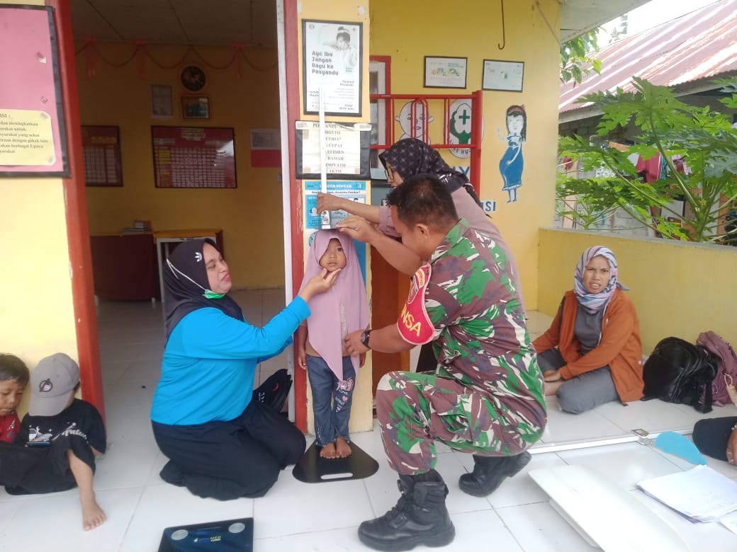 Babinsa Koramil Bambalamotu Aktif Dampingi Kegiatan Posyandu: Upaya Tingkatkan Kesehatan Masyarakat