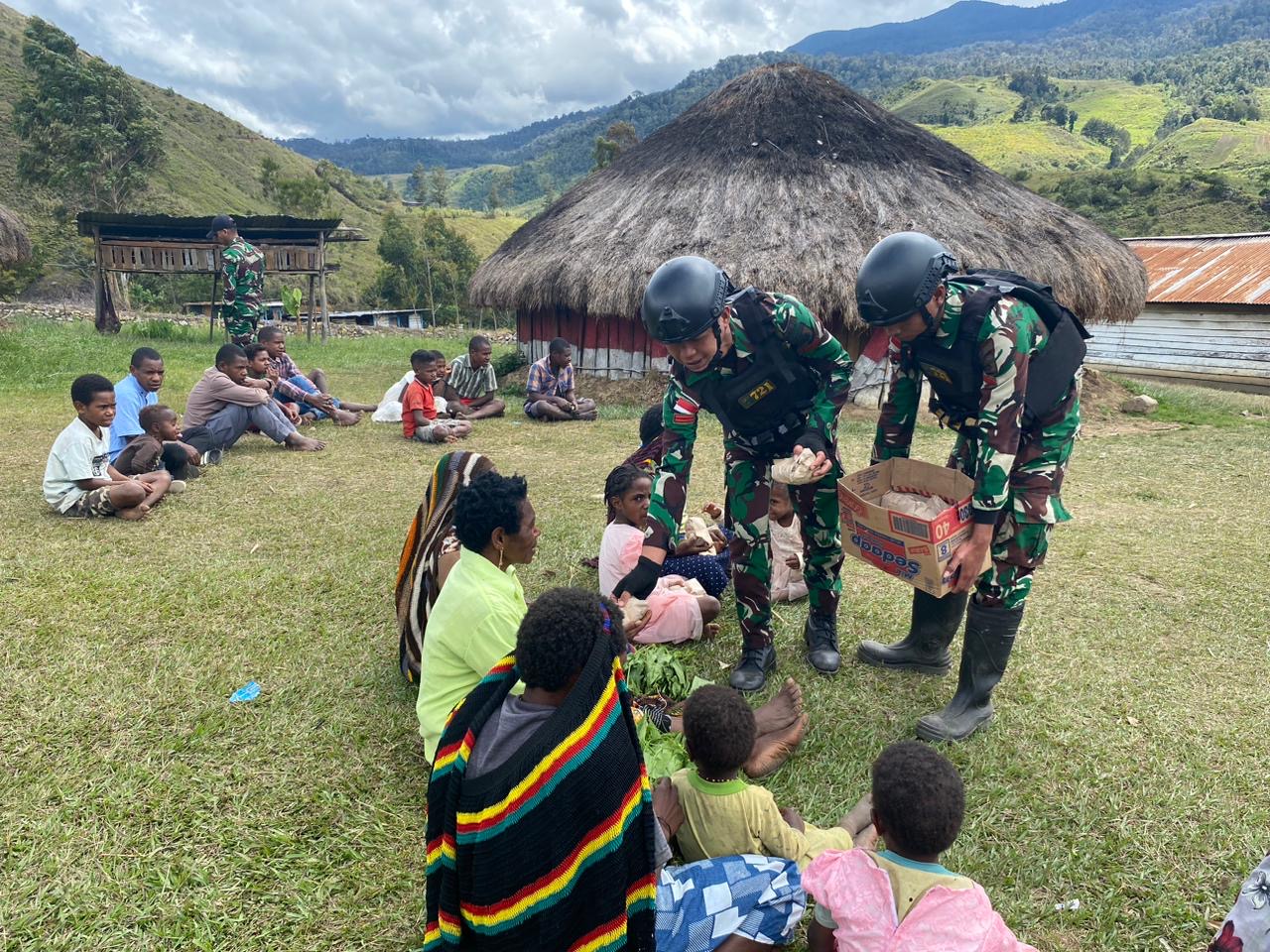 Satgas Yonif 721/Mks Ajak Masyarakat Papua Makan Bersama Usai Laksanakan Ibadah Minggu