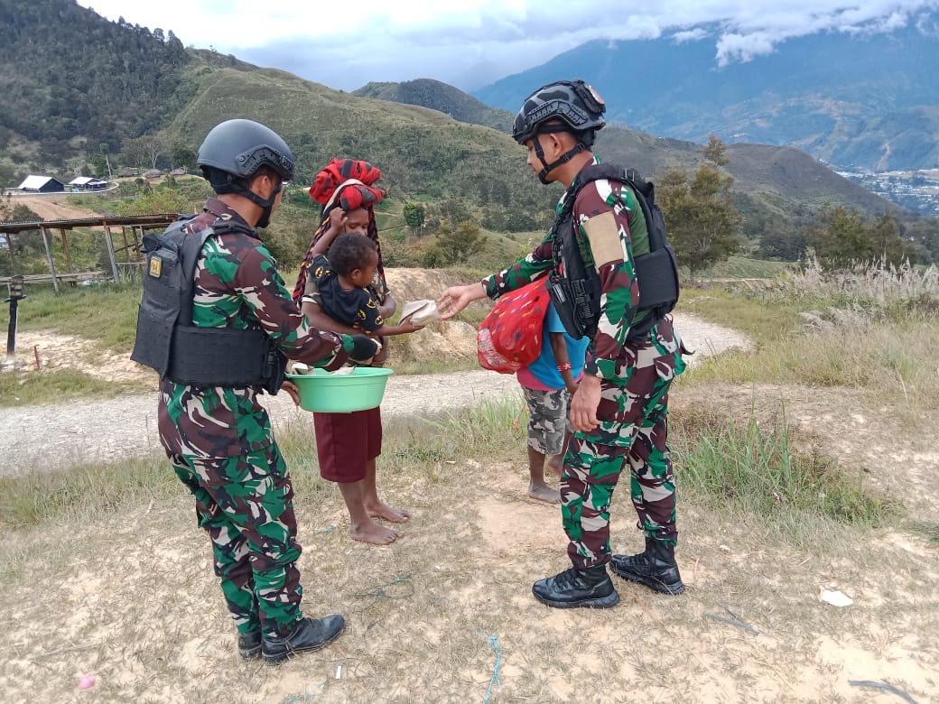 Jumat Berkat, Satgas Yonif 721/Mks Bagikan Nasi Bungkus Untuk Masyarakat Papua