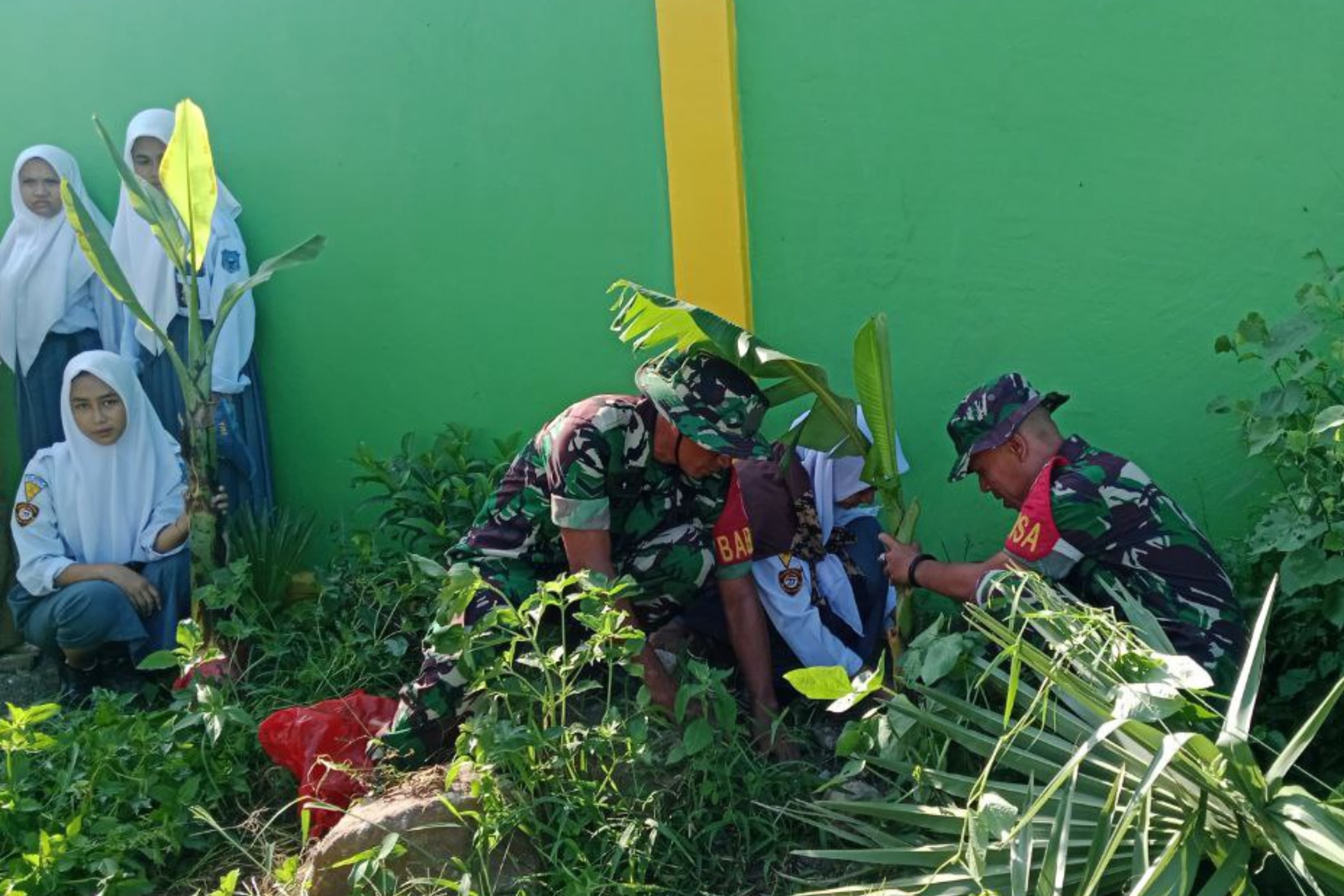 Tanamkan Sikap Peduli dan Cinta Lingkungan Babinsa Koramil Batang Ajak Pelajar Tanam Pohon Pisang