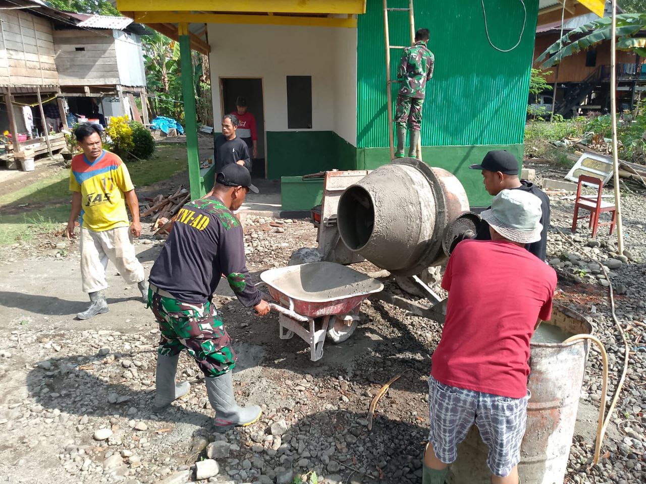 Personel Kodim 1404/Pinrang Bersama Warga Lakukan Pengecoran Lantai Pada Pembangunan RTLH Ibu Misna