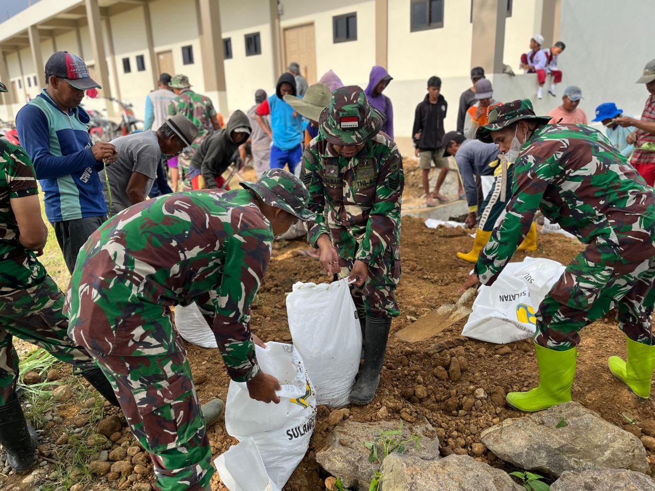 Koramil 1420-05/Dua Pitue Pimpin Karya Bakti Perbaiki Saluran Irigasi Sekunder Tanru Tedong