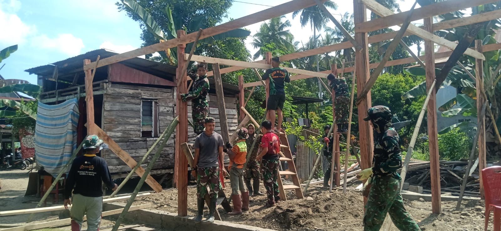 Program RTLH Kodim 1404/Pinrang, Milik Ibu Misna Memasuki Tahap Mendirikan Tiang Badan Rumah