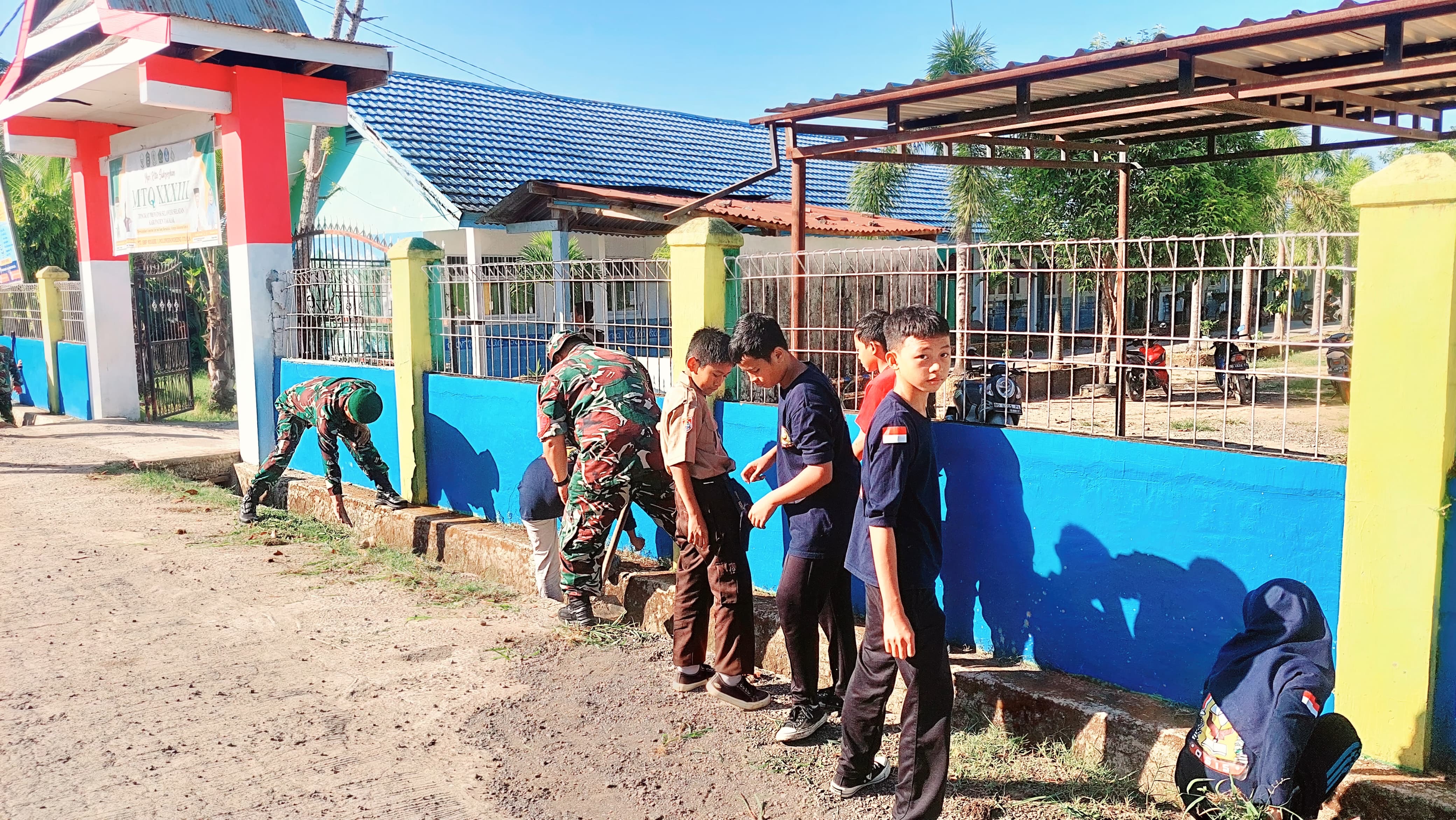 Koramil 1426-01/Polut Bersama Siswa SMP Negeri 1 Polut Kerja Bakti Bersihkan Lingkungan