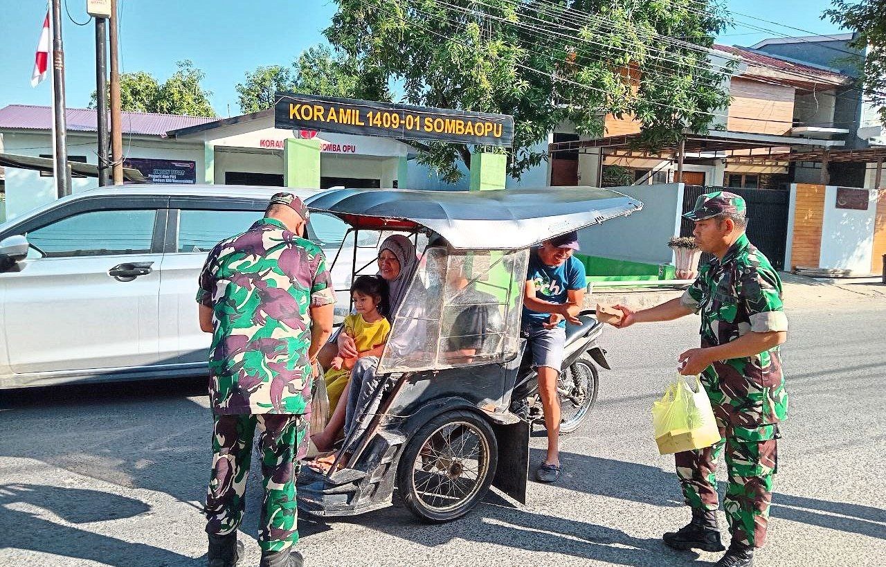 Jum'at Berkah Koramil 01 Somba Opu Kodim 1409 Gowa Berbagi Kepada Masyarakat