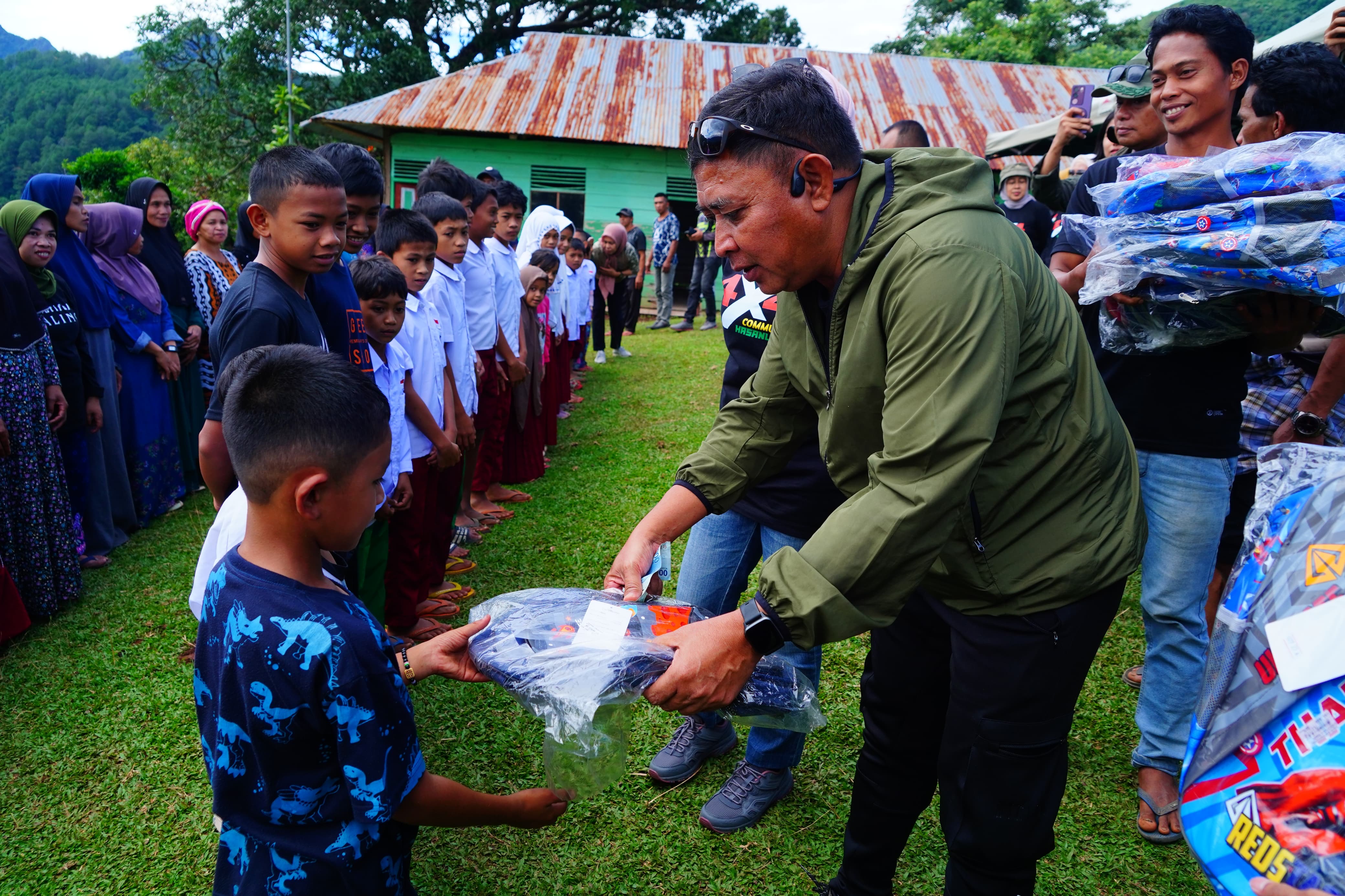 Pangdam XIV/Hsn Bagikan Bantuan Sosial Di Sela Fun Off Road