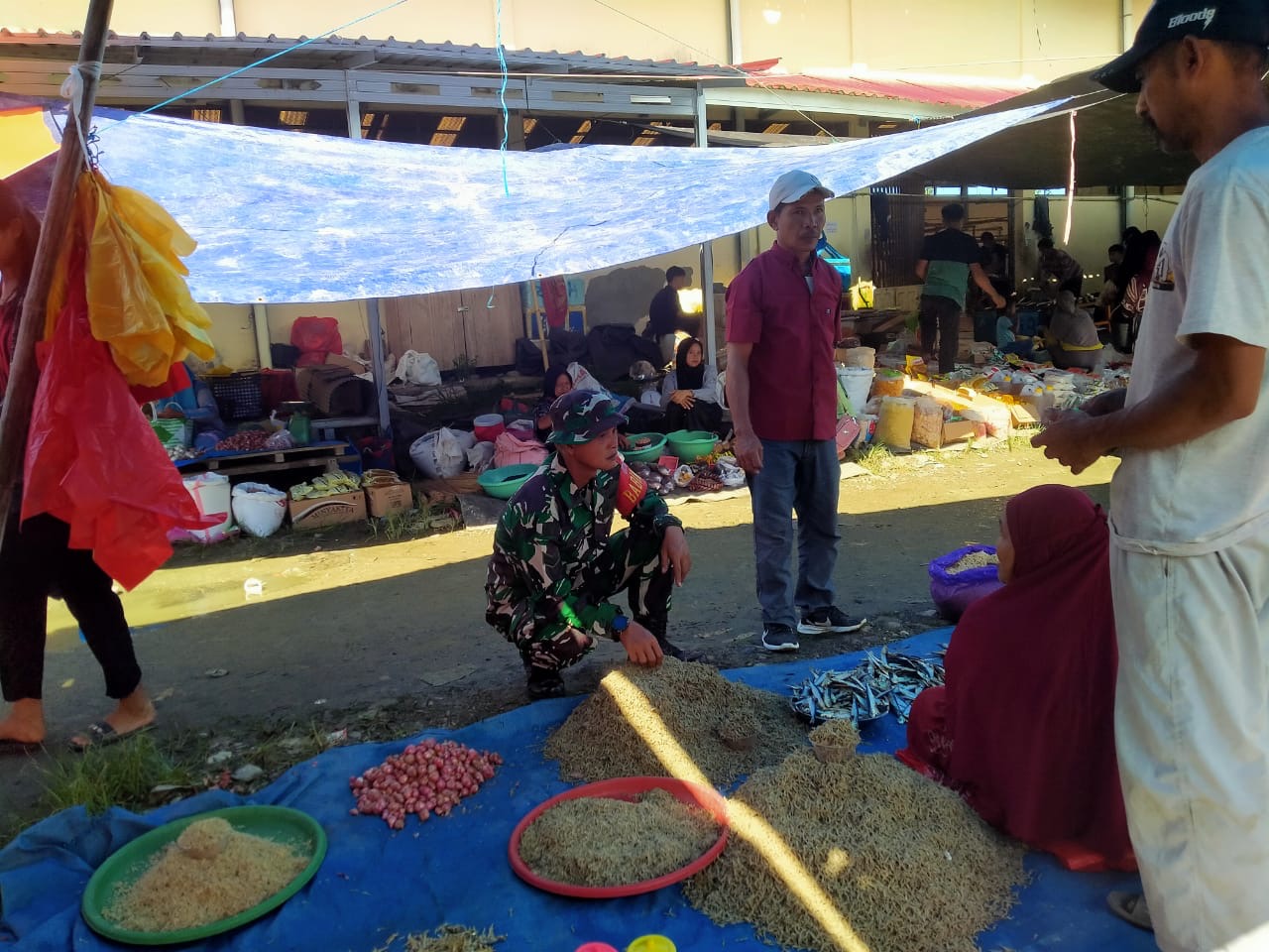Babinsa Koramil Pasangkayu Pantau Harga Bahan Pokok di Pasar Martajaya Menjelang Idul Adha