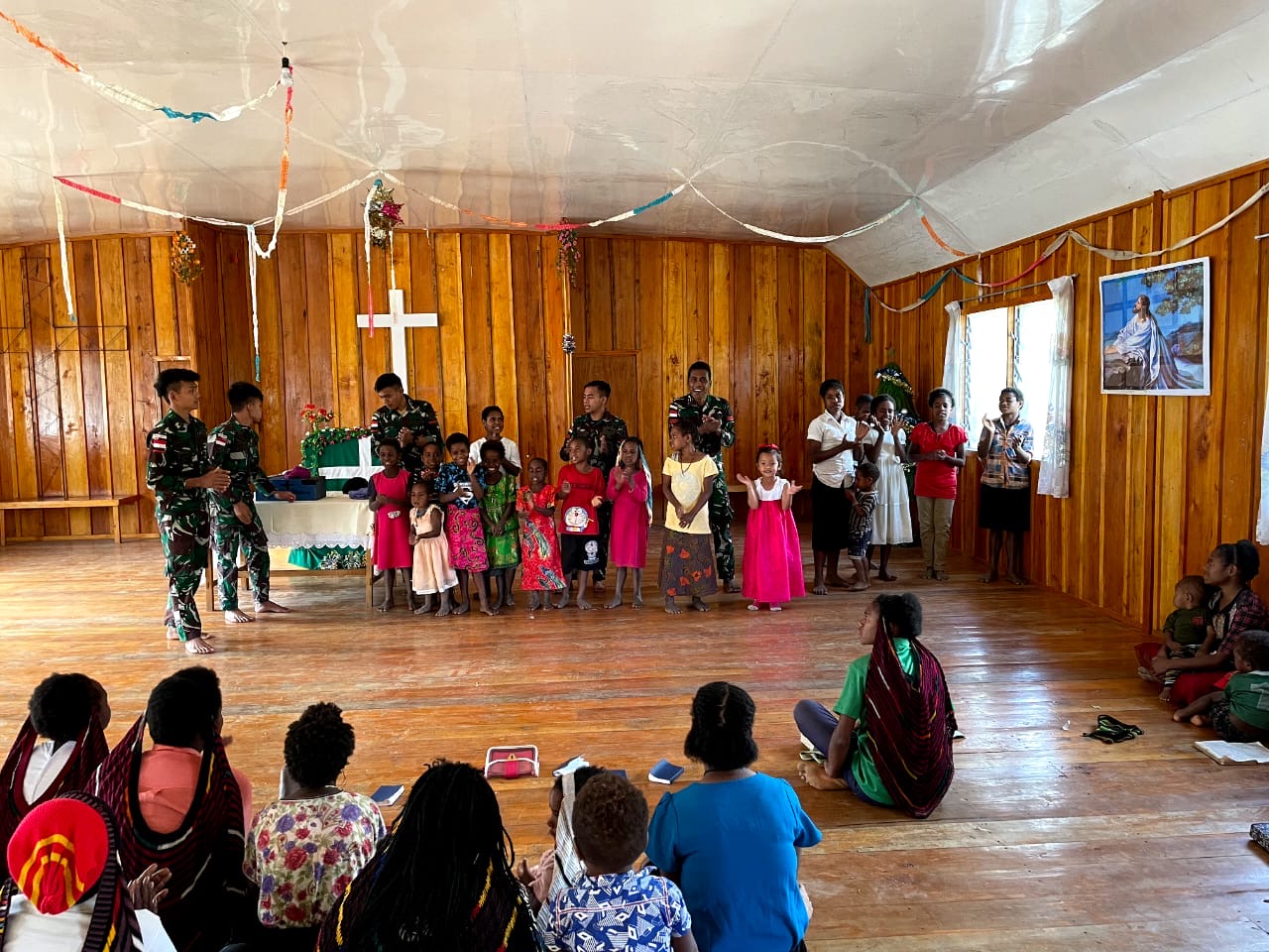 Bentuk Perhatian Satgas Yonif 721/Mks Mengajar Sekolah Minggu kepada Anak-anak Melagi di Gereja Pinime Papua