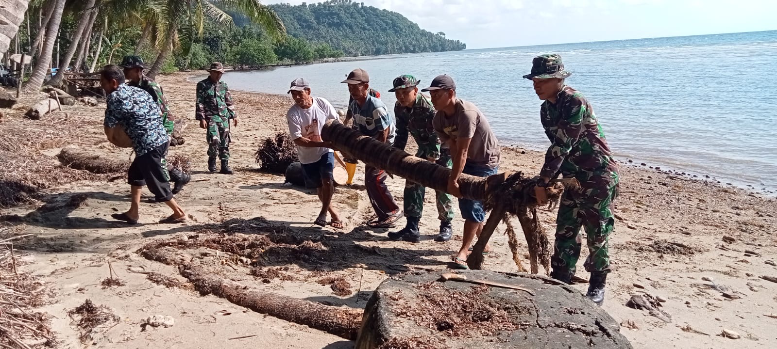 Karya Bakti Pembersihan Pantai Dusun Balanpangi Desa Pantama Kajang