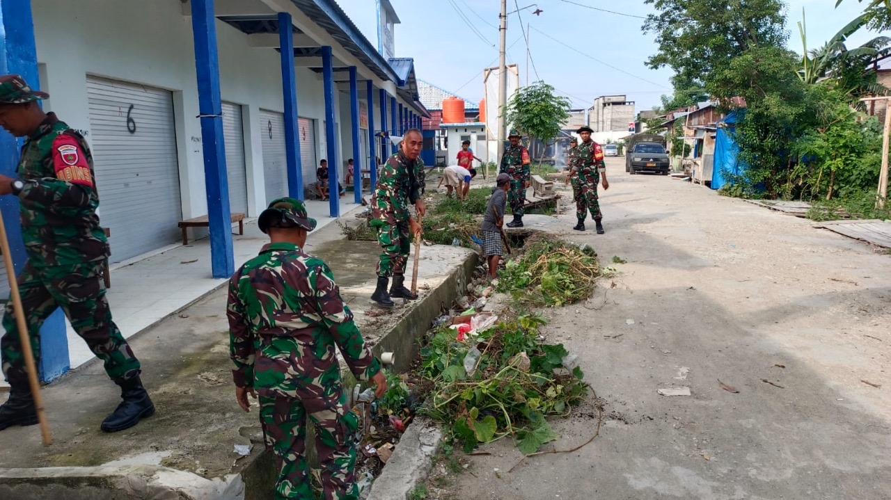 Danramil 1401-03/Sendana Pimpin Kerja Bakti Pembersihan Pasar dan Selokan di Kelurahan Mosso