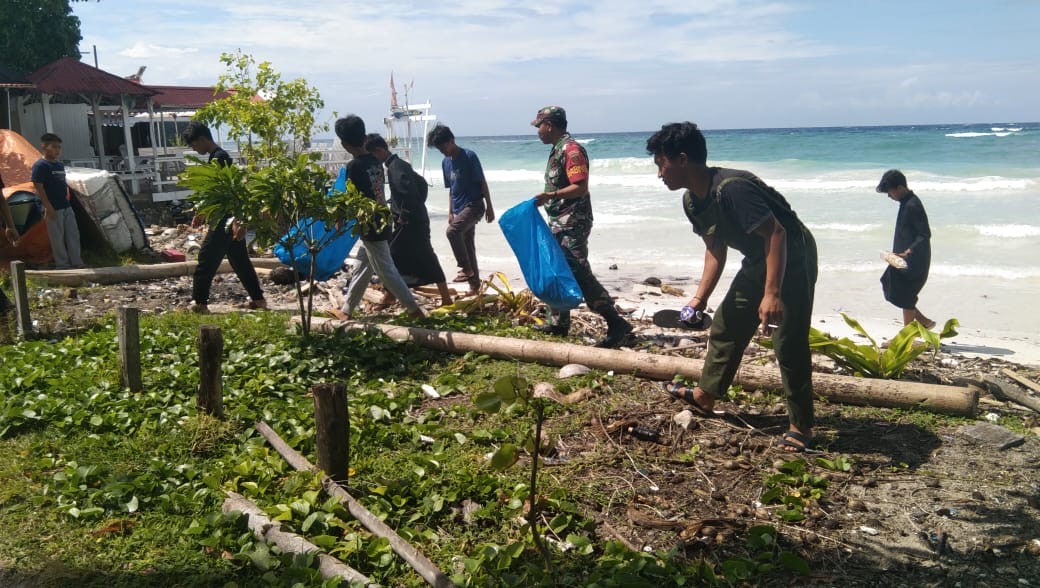 Babinsa Desa Bersama Masyarakat Bersihkan Pantai Mandala Ria