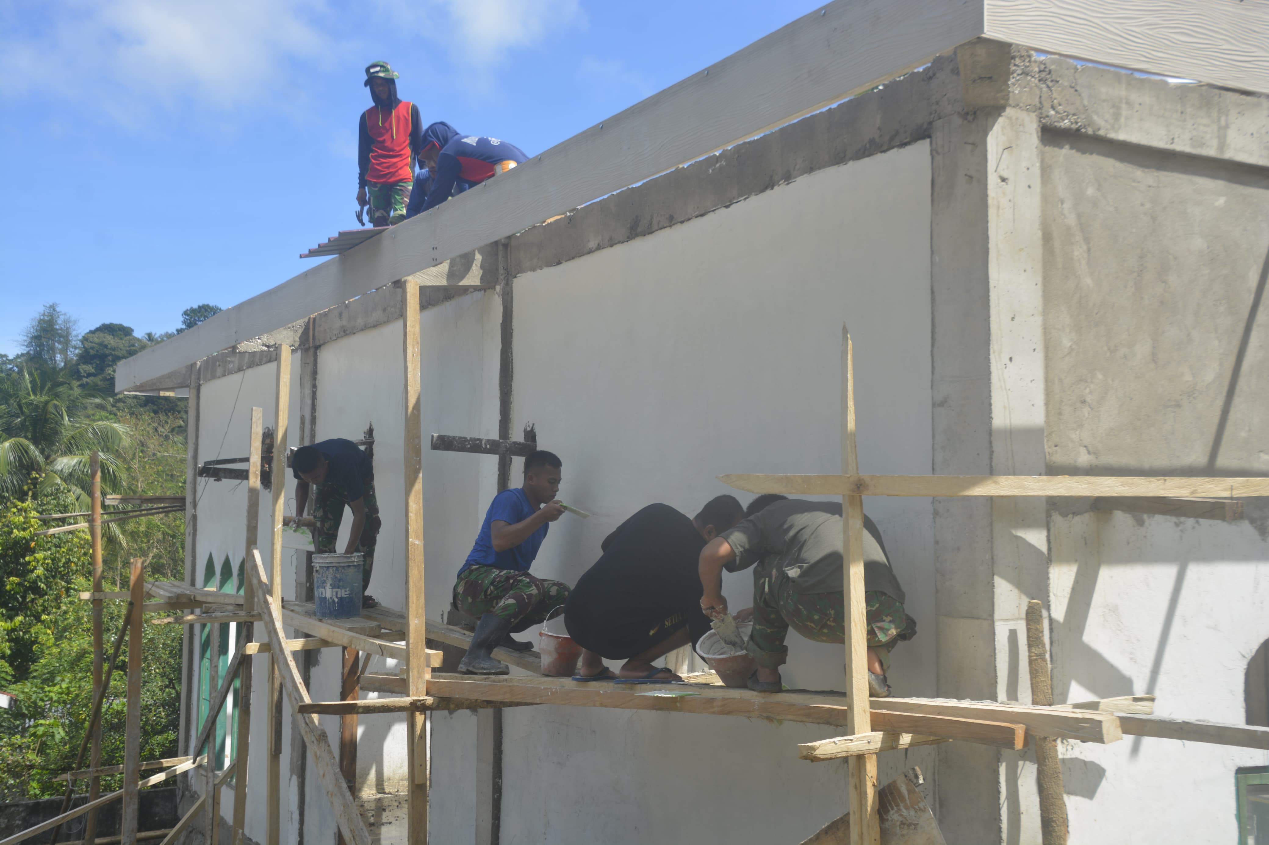 Meski Terkendala Cuaca, Satgas TMMD Ke-120 Kodim 1401/Majene Tetap Optimalkan Rehabilitasi Masjid
