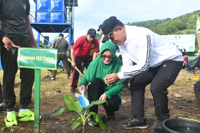 Peringati Hari Lingkungan Hidup Sedunia, Danrem 142/Tatag Bersama PJ Gubernur dan Forkopimda Sulbar Tanam Pisang Jenis Cavendish