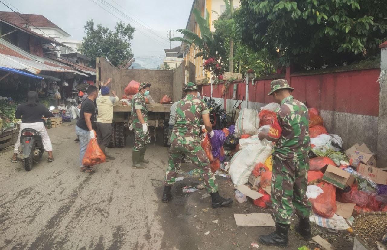 TNI dan Warga Gotong Royong Melaksanakan Pembersihan Pasar Tradisional