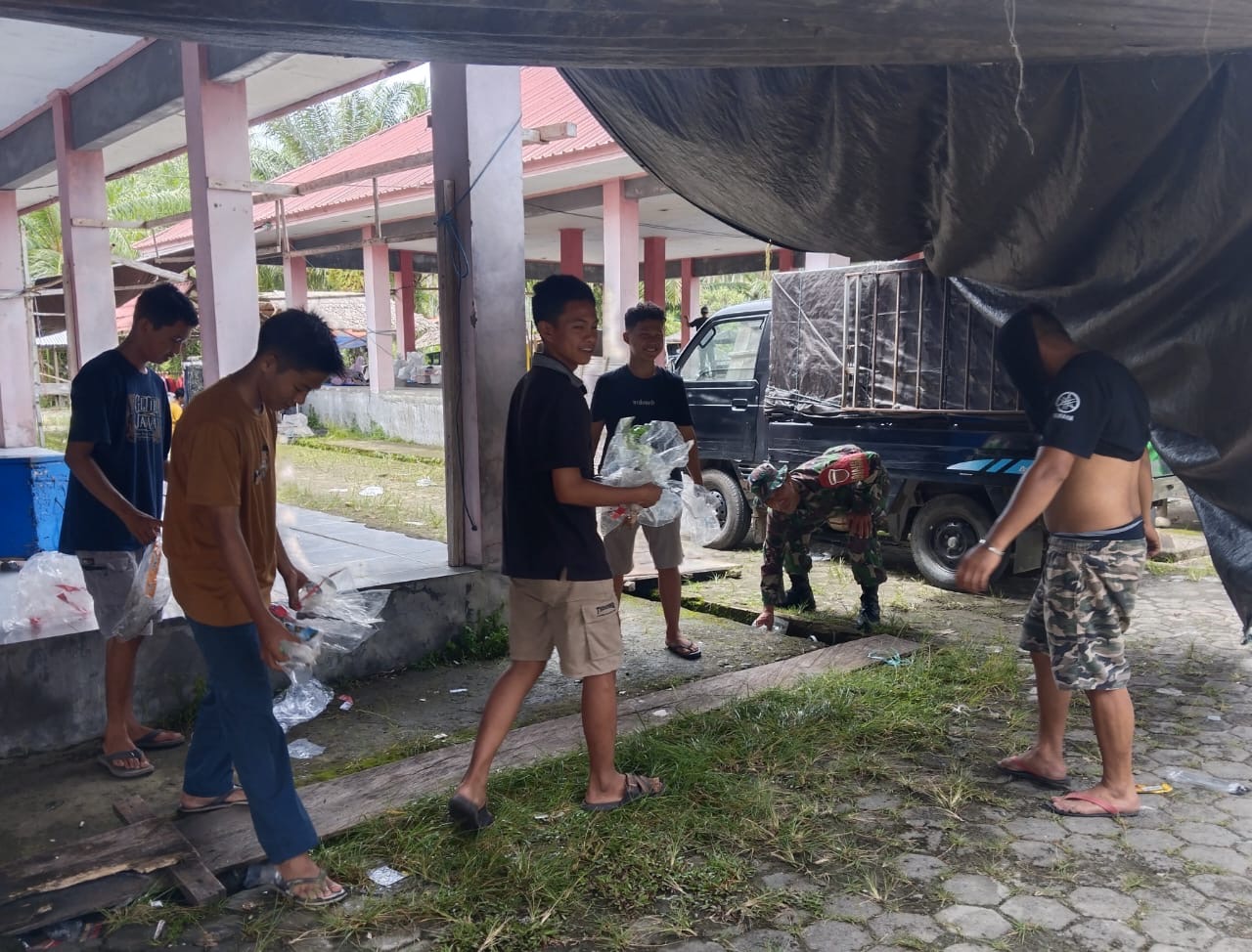 Gotong Royong Bersama Bersihkan Pasar Tradisional di Kelurahan Bambalamotu