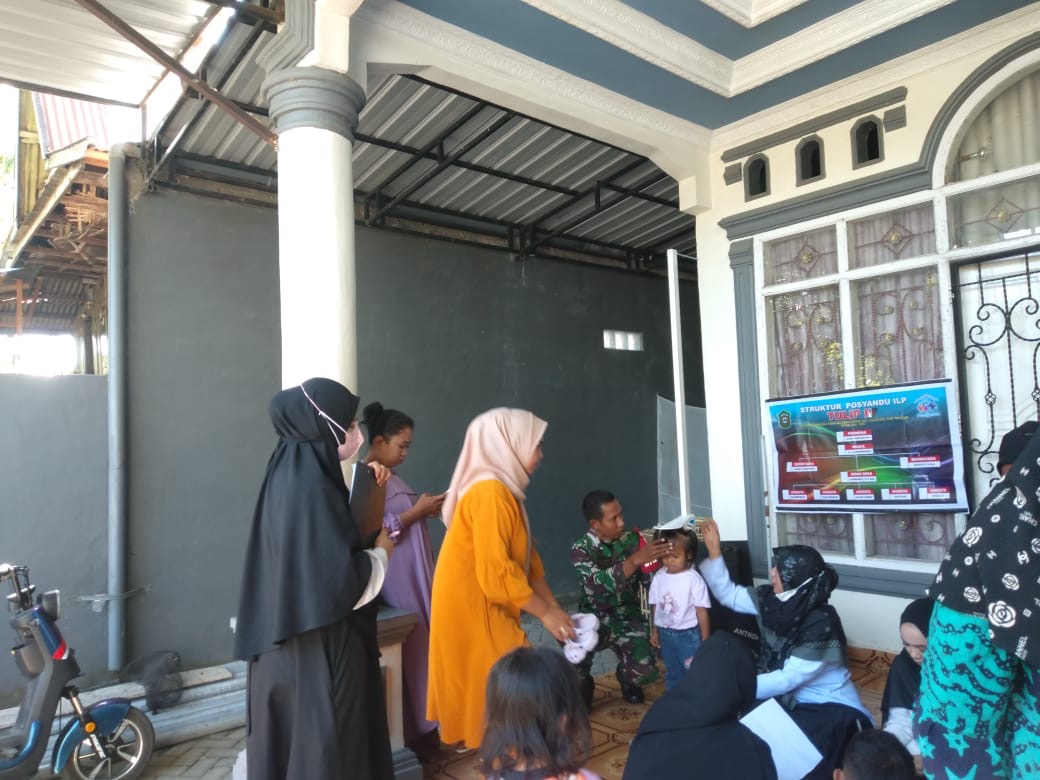 Wujudkan Balita Sehat, Babinsa Dampingi Petugas Berikan Layanan Posyandu