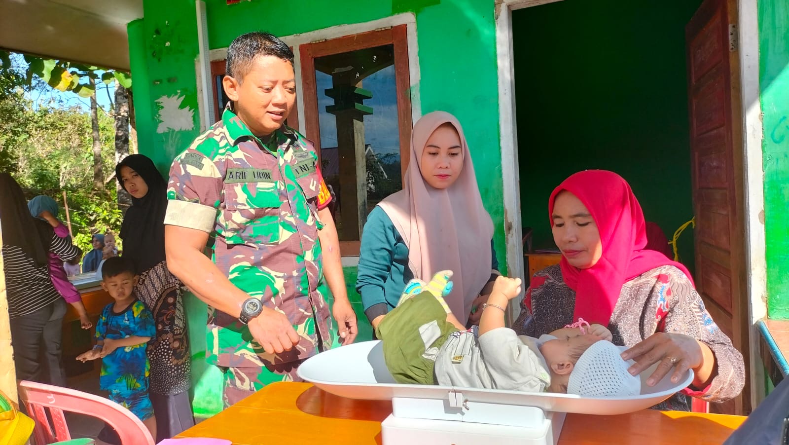Wujudkan Balita Sehat, Babinsa Koramil 02 Parangloe Dampingi Pelaksanaan Posyandu Di Desa Binaan