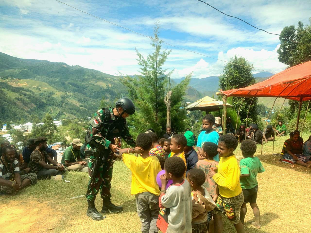 Prajurit Rusa Hitam Berikan Perhatian Berupa Bantuan Duka Cita Kepada Warga Desa Konikme Papua