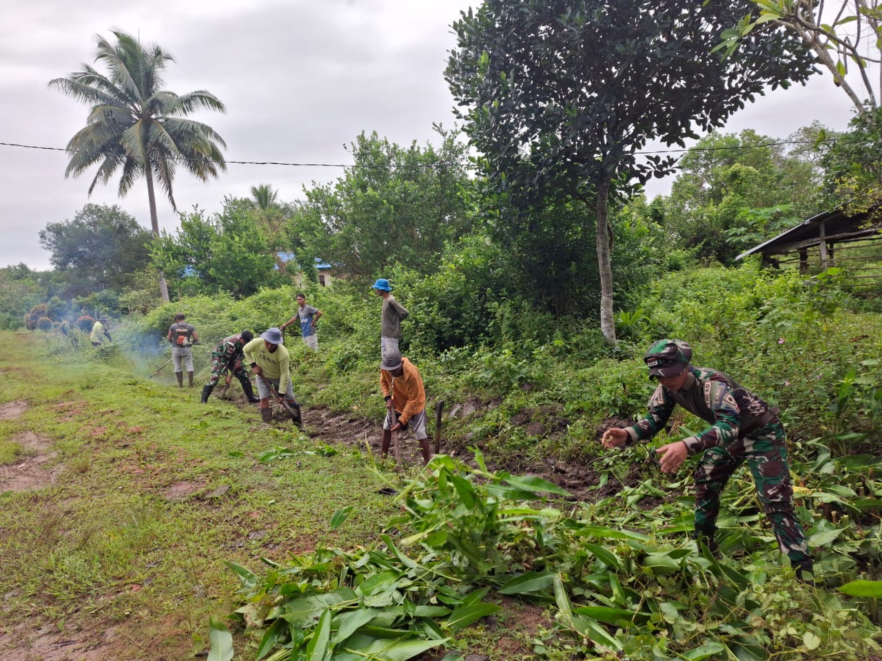Budayakan Gotong Royong dan Jaga Kebersihan Lingkungan, Satgas Yonif 726/Tml Gelar Karya Bakti Bersama Warga Sota