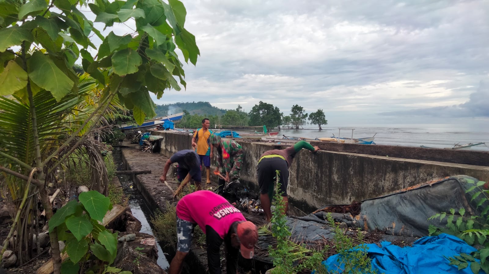 Babinsa Koramil Bambalamotu Bersama Pemdes dan Warga Gotong Royong Bersihkan Pesisir Pantai di Dusun Sampudoda