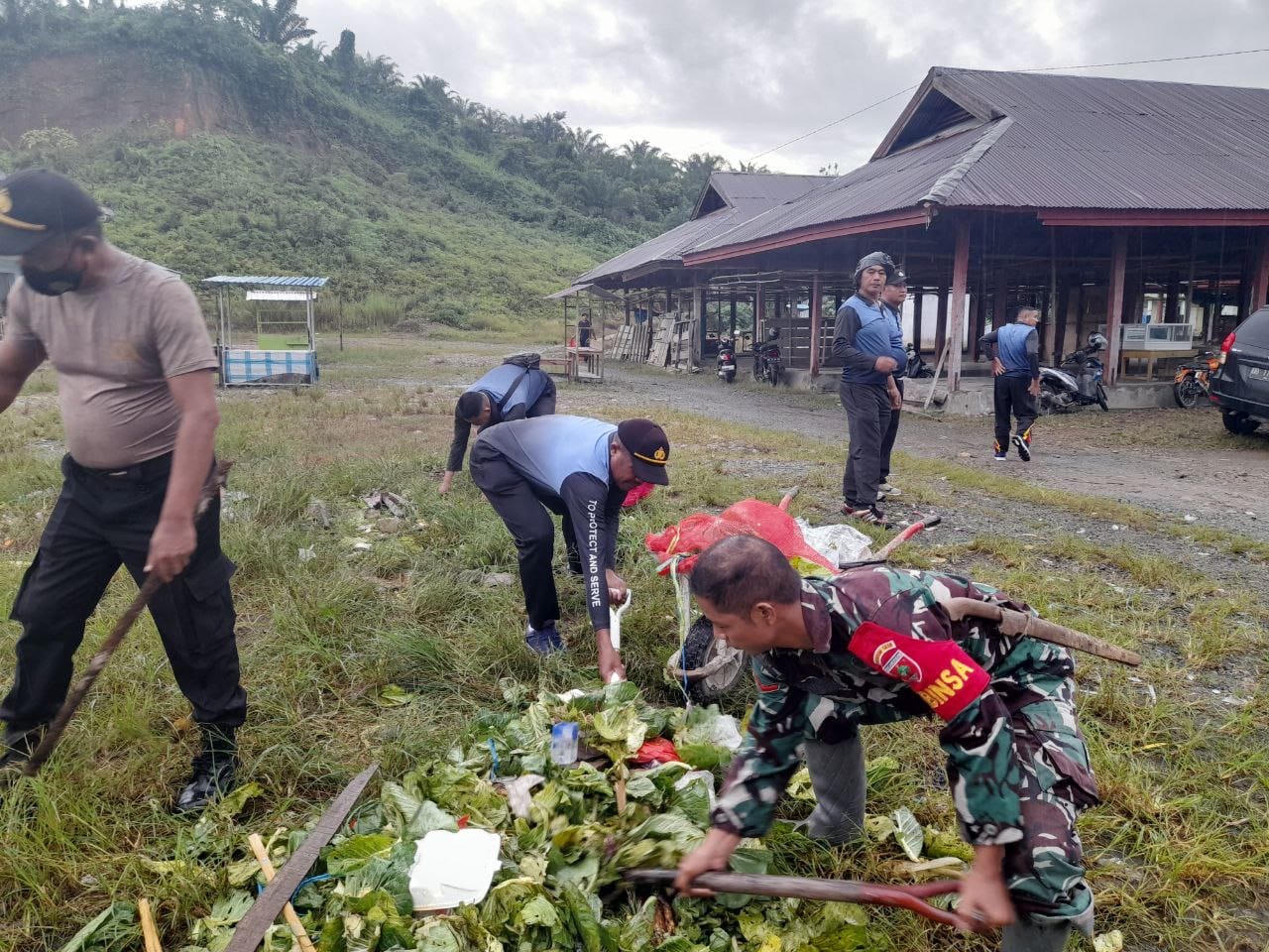 Sinergi Koramil 1418-04/Budong-Budong dan Para Pedagang Menyatukan Langkah dalam Karya Bakti Pembersihan Pasar