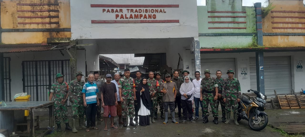 Peduli Kebersihan Pasar, Koramil 1411-02/Bulukumba Ajak Warga Bersihkan Pasar Tradisional