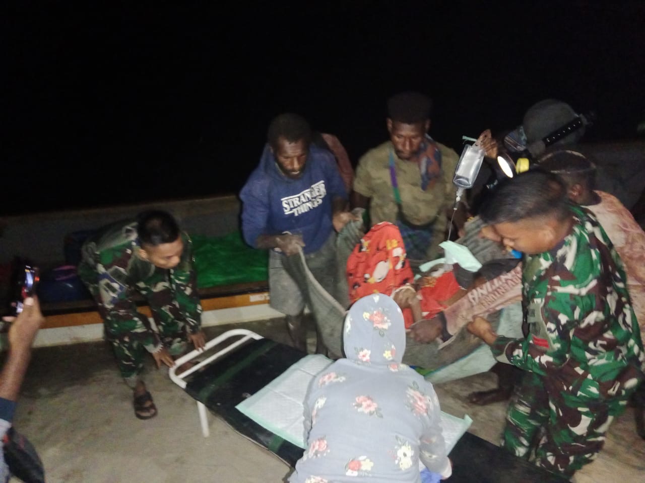 Demi Menyelamatkan Nyawa Ibu Dan Bayi, Satgas Tamalatea Bantu Proses Evakuasi Ibu Hamil