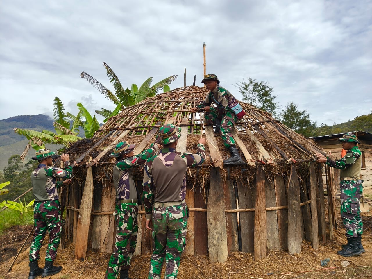 Kepedulian Satgas Yonif 721/Mks Bantu Masyarakat Bangun Honai