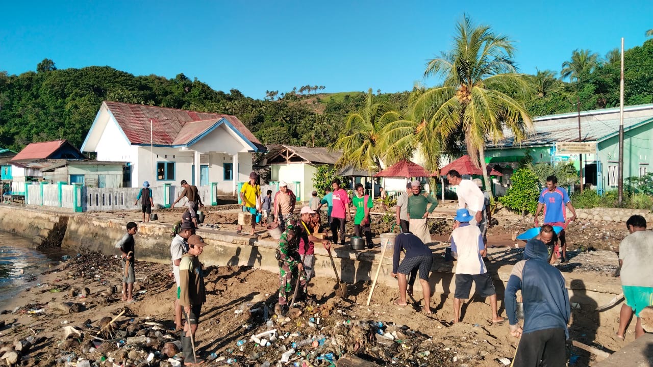 Peran Serta Babinsa Koramil 1415-02/Pasimasunggu Dalam Menjaga Kebersihan Lingkungan Di Wilayah Binaannya