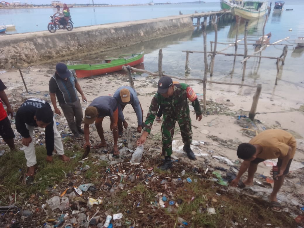 Kepedulian Terhadap Lingkungan, Babinsa Pelopori Pembersihan Pantai